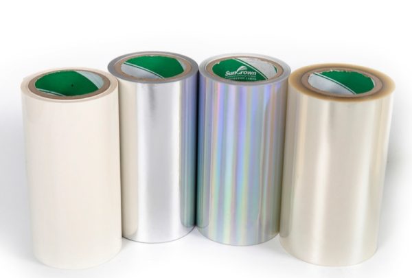 PP film labels on shampoo and cosmetic bottles showing glossy finish and water resistance